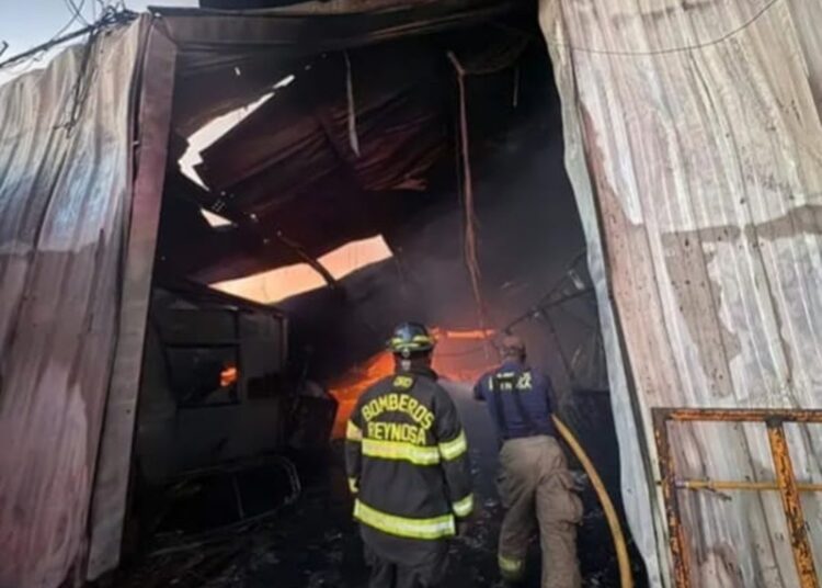 Reconocen labor heroica de bomberos tras incendio en recicladora de Reynosa