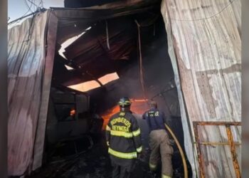 Reconocen labor heroica de bomberos tras incendio en recicladora de Reynosa
