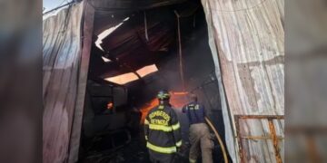 Reconocen labor heroica de bomberos tras incendio en recicladora de Reynosa