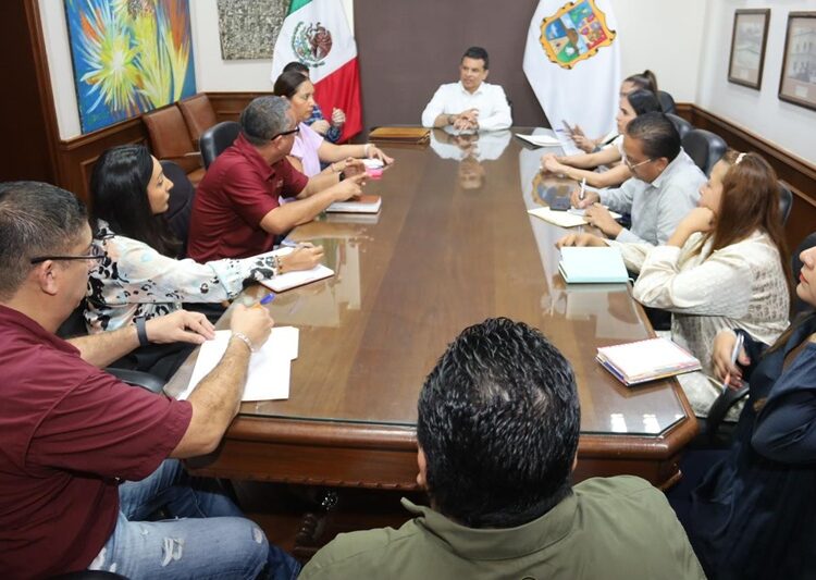 Sostiene Lalo Gattás reunión de trabajo con Gabinete Económico