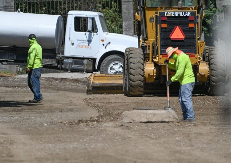 Supervisa Lalo Gattás obra de concreto hidráulico en la Simón Torres
