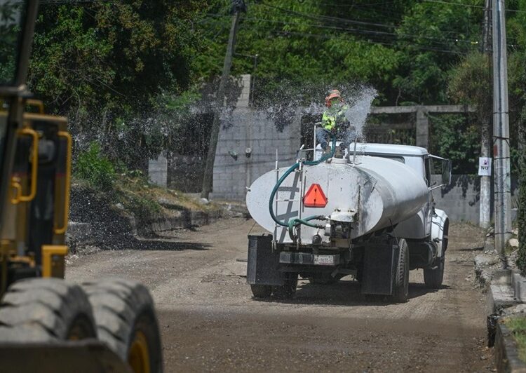 Supervisa Lalo Gattás obra de concreto hidráulico en la Simón Torres