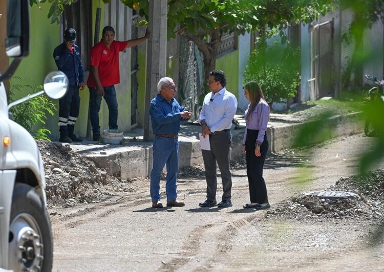 Supervisa Lalo Gattás obra de concreto hidráulico en la Simón Torres