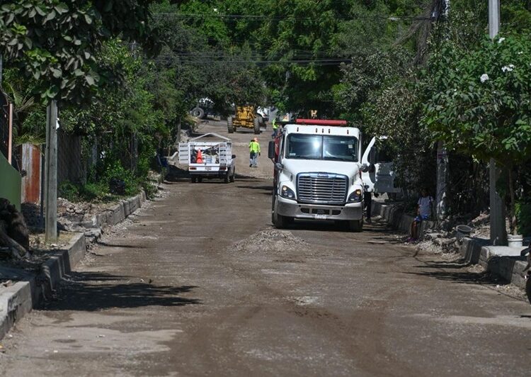 Supervisa Lalo Gattás obra de concreto hidráulico en la Simón Torres