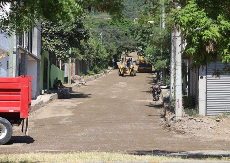 Supervisa Lalo Gattás obra de concreto hidráulico en la Simón Torres