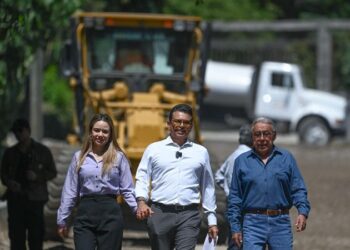 Supervisa Lalo Gattás obra de concreto hidráulico en la Simón Torres