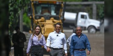 Supervisa Lalo Gattás obra de concreto hidráulico en la Simón Torres