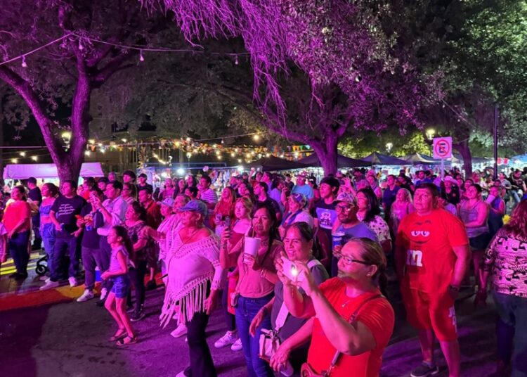 Viven familias de NLD fiesta en el Centro Histórico con ‘Guerrereada’ 2025