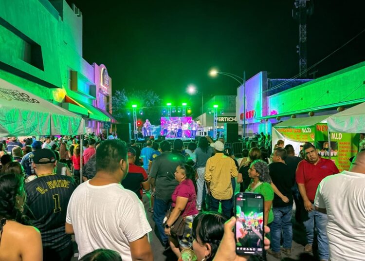 Viven familias de NLD fiesta en el Centro Histórico con ‘Guerrereada’ 2025