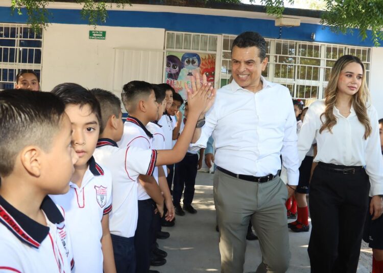 Lalo Gattás entrega aula educativa en arranque del ciclo escolar.