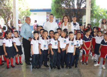 Lalo Gattás entrega aula educativa en arranque del ciclo escolar.