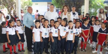Lalo Gattás entrega aula educativa en arranque del ciclo escolar.