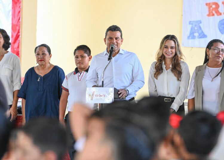 Lalo Gattás entrega aula educativa en arranque del ciclo escolar.
