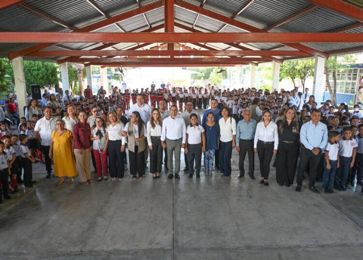 Lalo Gattás entrega aula educativa en arranque del ciclo escolar.