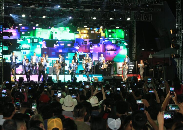 Da Américo Villarreal el Grito de Independencia, al lado de miles de familias tamaulipecas