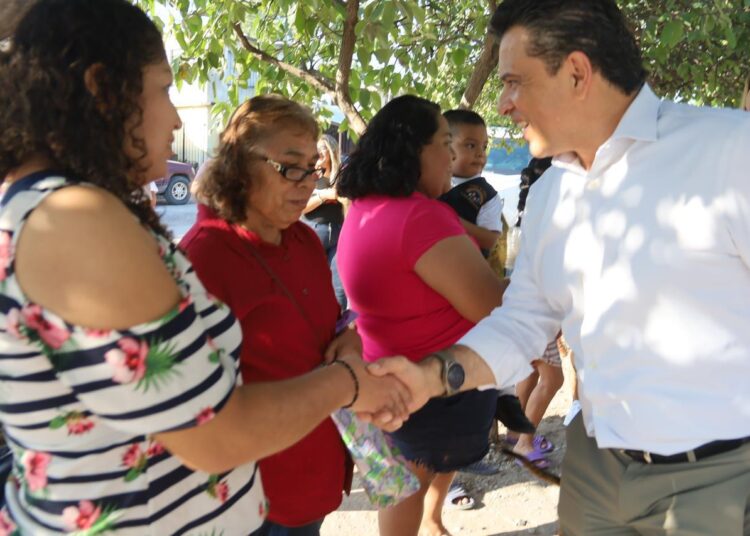 Lalo Gattás entrega aula educativa en arranque del ciclo escolar.