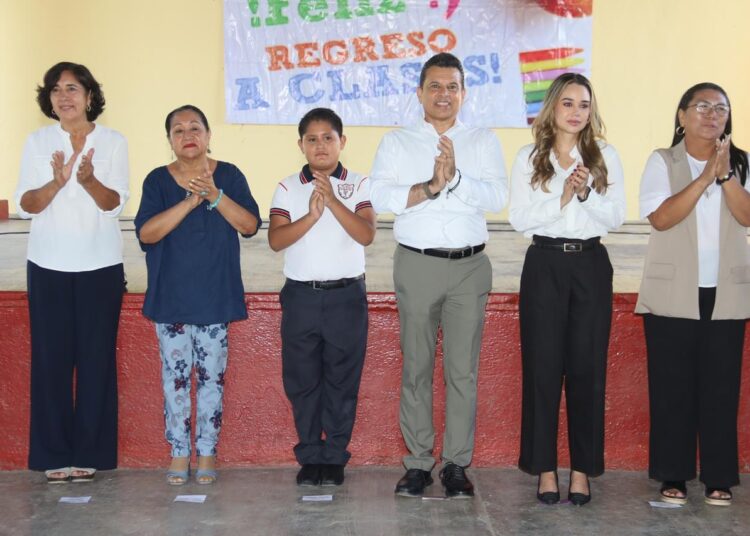 Lalo Gattás entrega aula educativa en arranque del ciclo escolar.