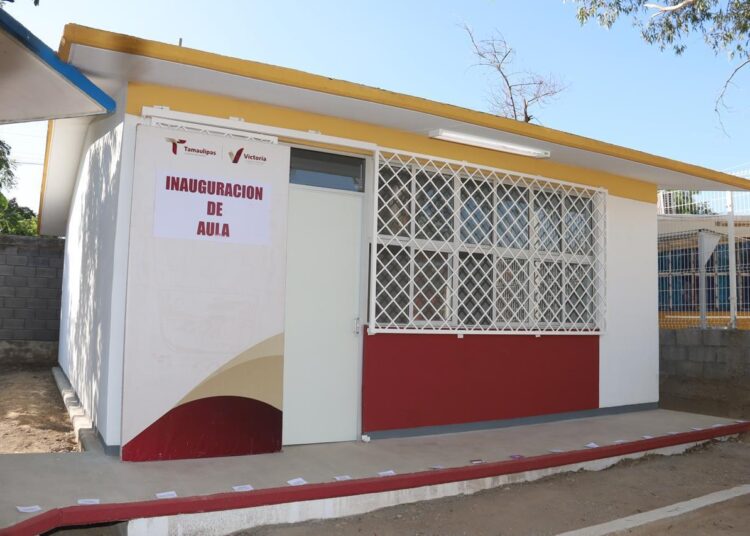 Lalo Gattás entrega aula educativa en arranque del ciclo escolar.