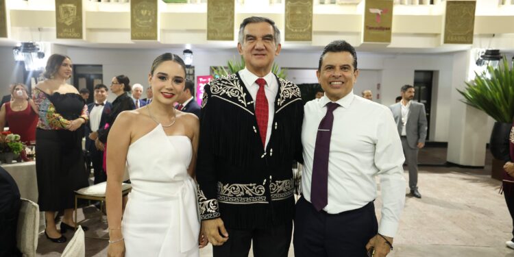 Lalo y Lucy asisten al Grito de Independencia
