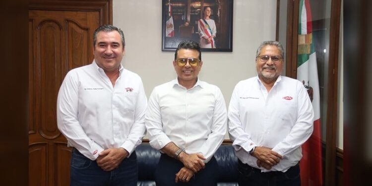 Constructores reconocen trabajo de transformación de Lalo Gattás en Victoria