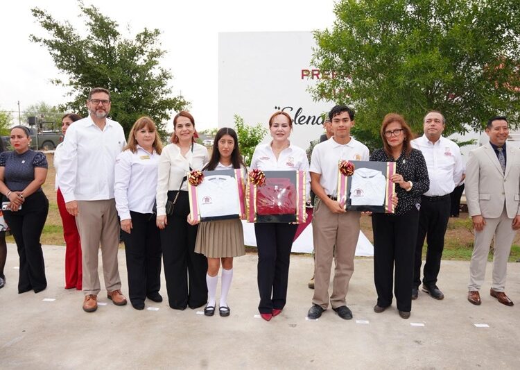 Entrega Carmen Lilia uniformes a estudiantes y docentes de prepas municipales