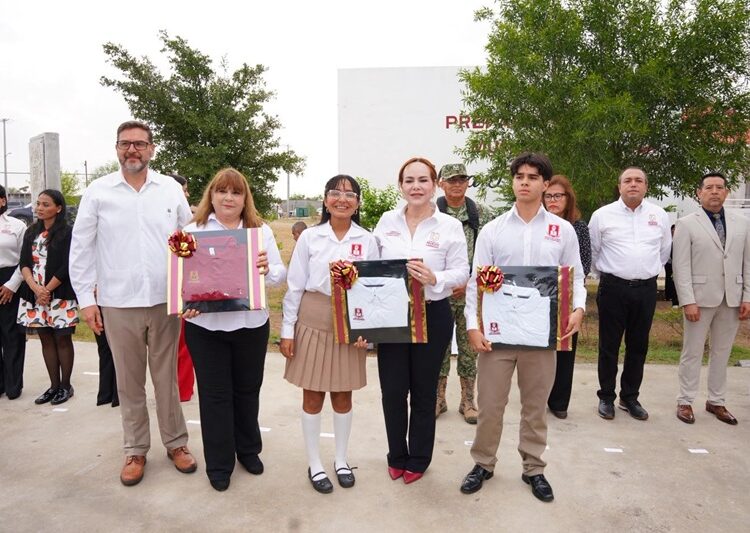 Entrega Carmen Lilia uniformes a estudiantes y docentes de prepas municipales