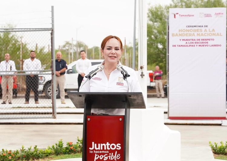 Entrega Carmen Lilia uniformes a estudiantes y docentes de prepas municipales
