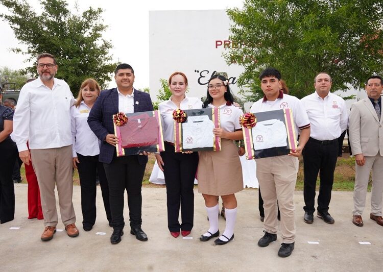 Entrega Carmen Lilia uniformes a estudiantes y docentes de prepas municipales