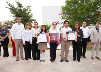 Entrega Carmen Lilia uniformes a estudiantes y docentes de prepas municipales
