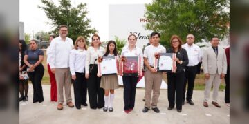 Entrega Carmen Lilia uniformes a estudiantes y docentes de prepas municipales