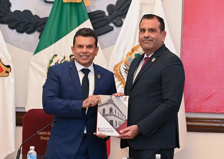 Entrega Lalo Gattás informe por escrito al Cabildo de Victoria