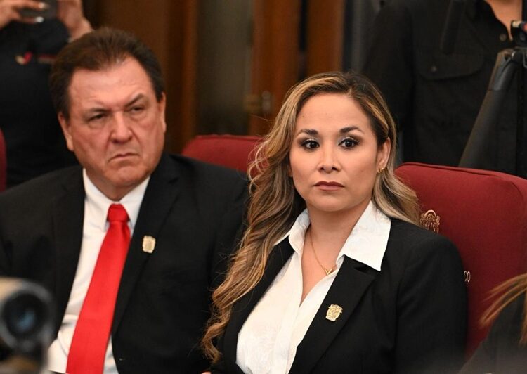 Entrega Lalo Gattás informe por escrito al Cabildo de Victoria