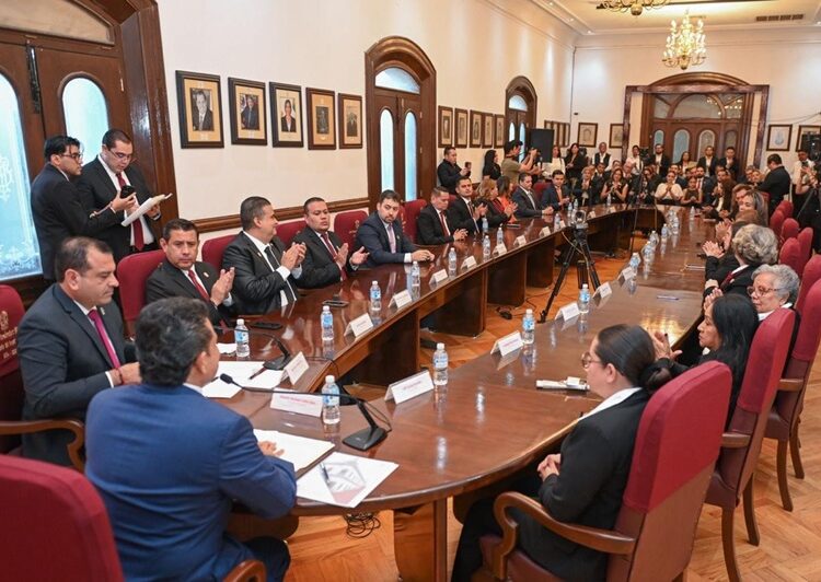 Entrega Lalo Gattás informe por escrito al Cabildo de Victoria