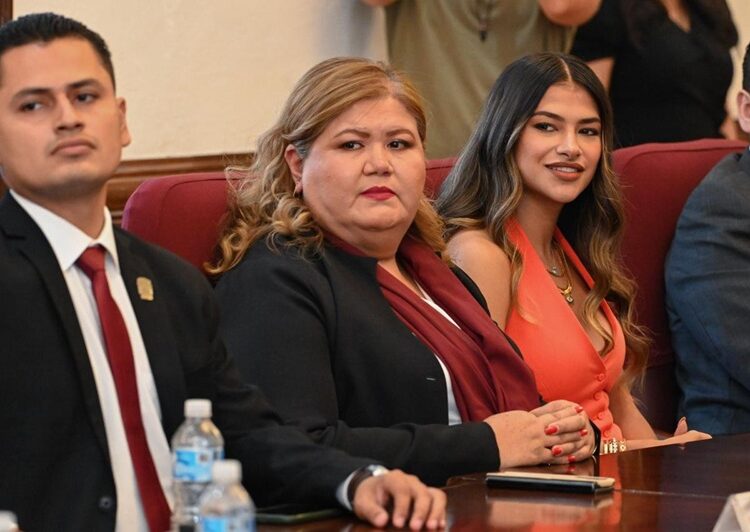 Entrega Lalo Gattás informe por escrito al Cabildo de Victoria