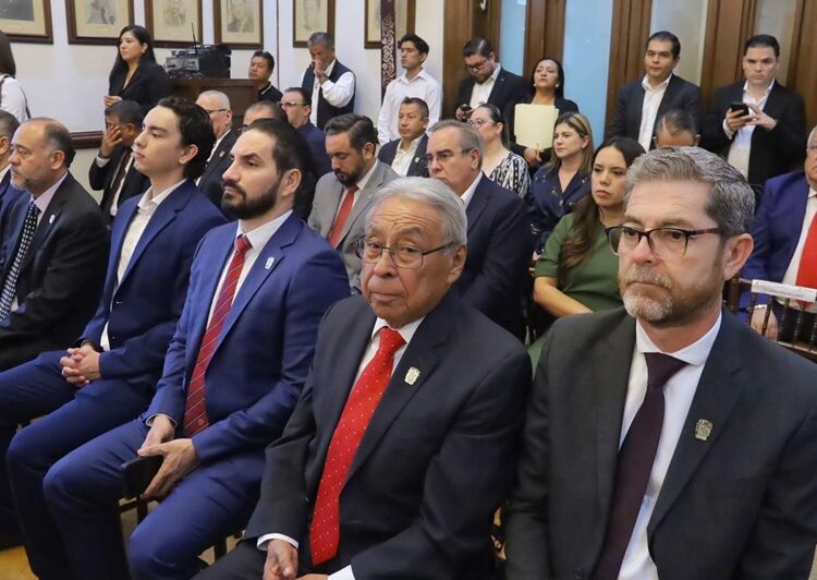 Entrega Lalo Gattás informe por escrito al Cabildo de Victoria