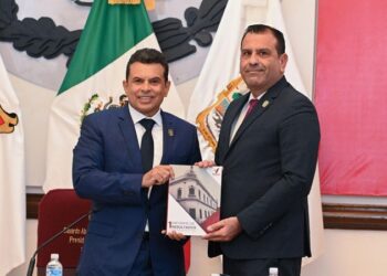 Entrega Lalo Gattás informe por escrito al Cabildo de Victoria