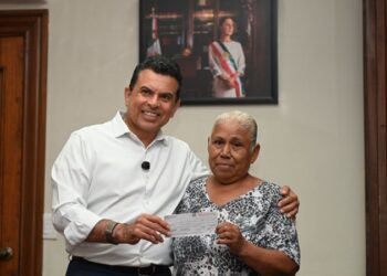 Entrega Lalo Gattás seguro por incendio de vivienda a ciudadana afectada