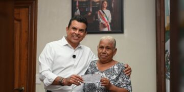 Entrega Lalo Gattás seguro por incendio de vivienda a ciudadana afectada