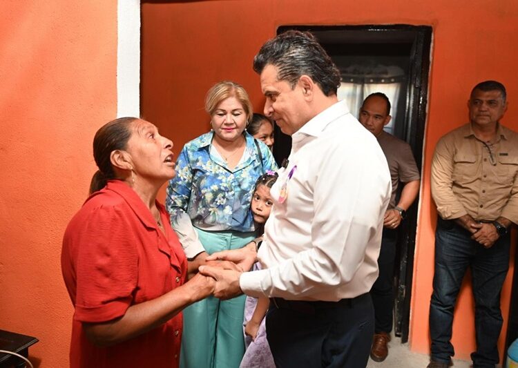 Entrega Lalo Gattás vivienda a familia de la Esfuerzo Popular