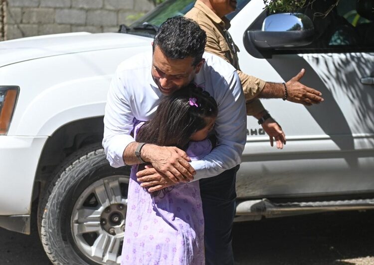 Entrega Lalo Gattás vivienda a familia de la Esfuerzo Popular