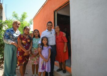 Entrega Lalo Gattás vivienda a familia de la Esfuerzo Popular