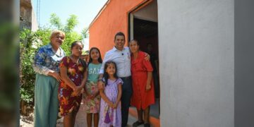 Entrega Lalo Gattás vivienda a familia de la Esfuerzo Popular