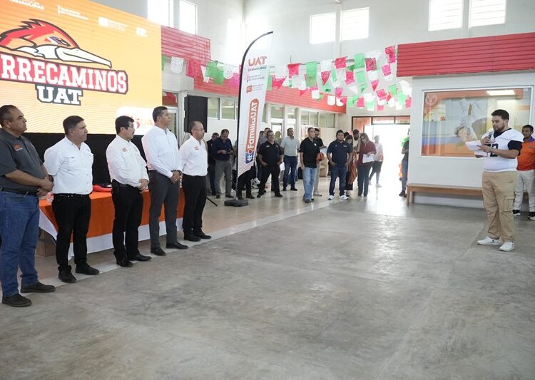 Entrega rector uniformes a Correcaminos UAT de la Liga Mayor ONEFA