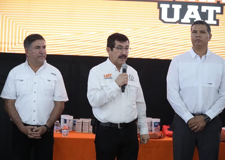 Entrega rector uniformes a Correcaminos UAT de la Liga Mayor ONEFA