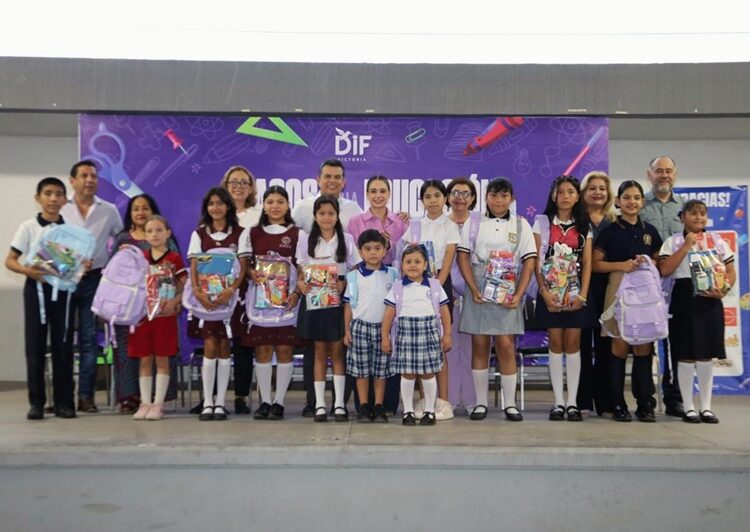 Entregan Lalo y Lucy kits escolares del programa ‘Pasos por la Educación 2025’