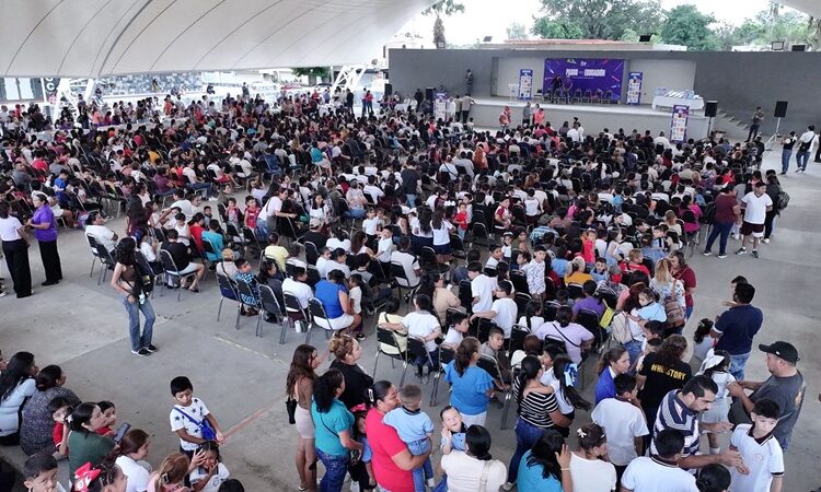Entregan Lalo y Lucy kits escolares del programa ‘Pasos por la Educación 2025’