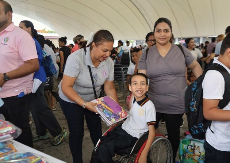 Entregan Lalo y Lucy kits escolares del programa ‘Pasos por la Educación 2025’