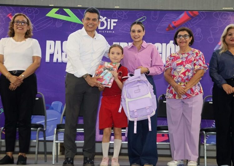 Entregan Lalo y Lucy kits escolares del programa ‘Pasos por la Educación 2025’