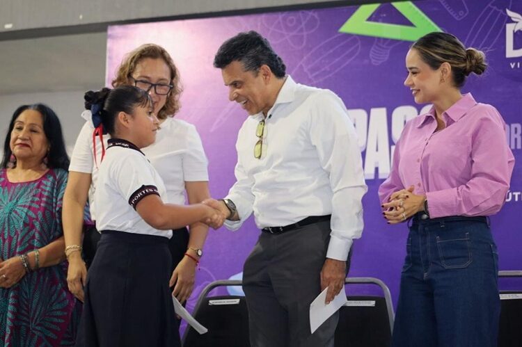 Entregan Lalo y Lucy kits escolares del programa ‘Pasos por la Educación 2025’
