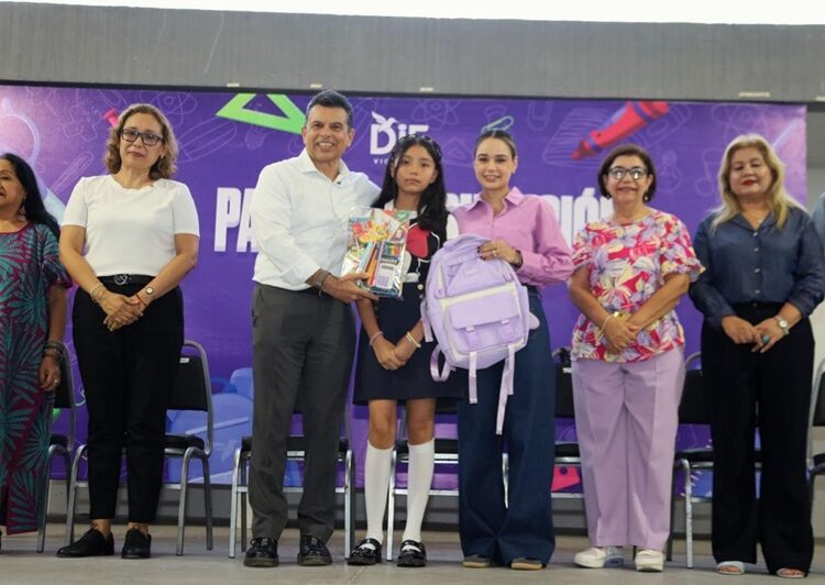 Entregan Lalo y Lucy kits escolares del programa ‘Pasos por la Educación 2025’
